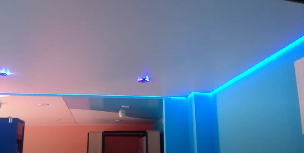 Матовый потолок с подсветкой